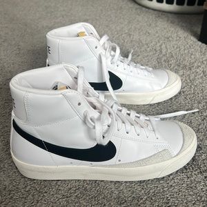 NIKE BLAZERS